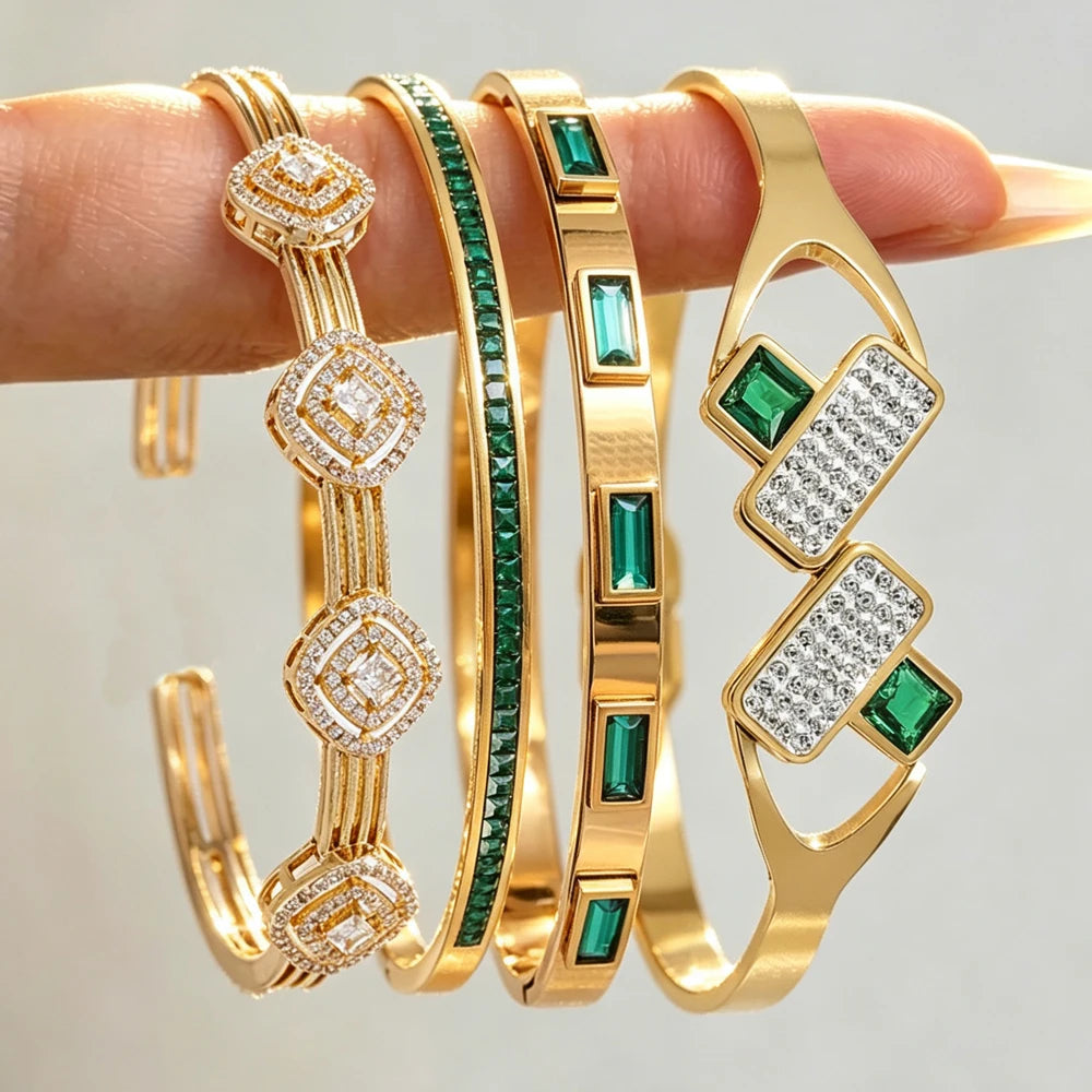 Goldener Armreif mit grünem Zirkonia