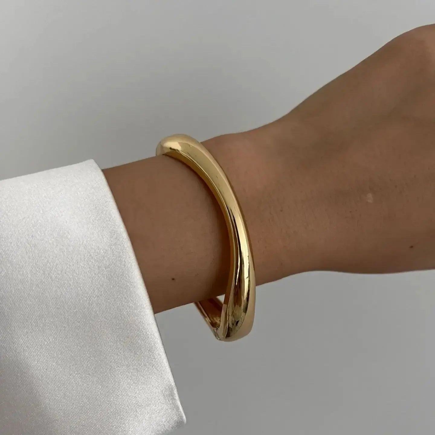 Geometrischer Armreif aus Edelstahl in Gold- oder Silberoptik