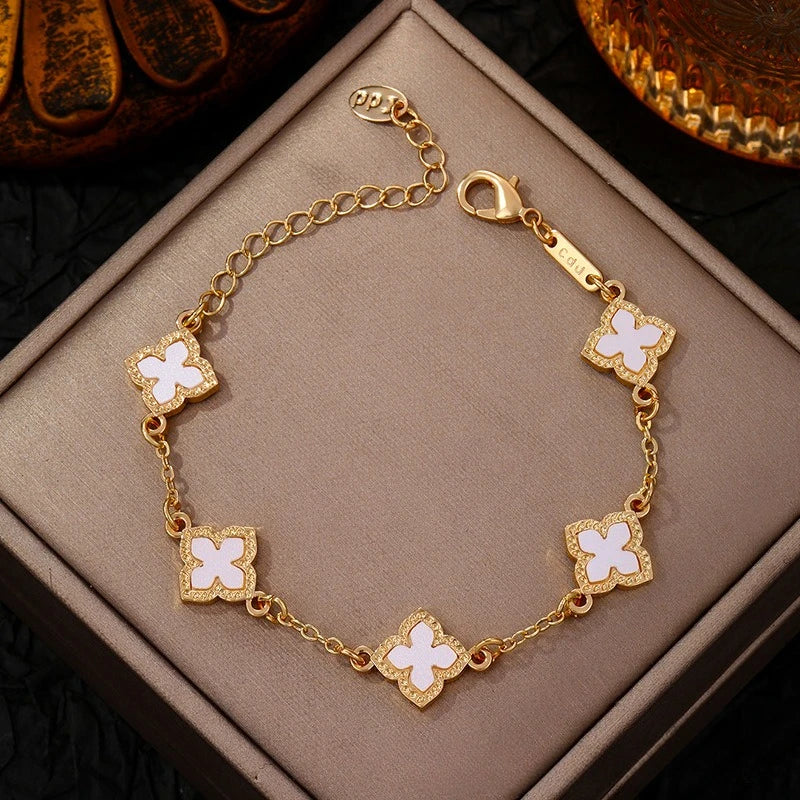 Kleeblatt-Armband im minimalistischen Design