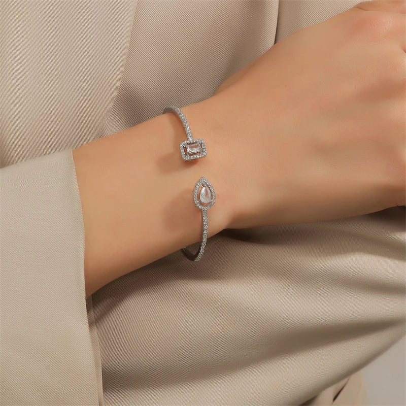 Geometrischer Armreif mit Zirkonia in Goldoptik
