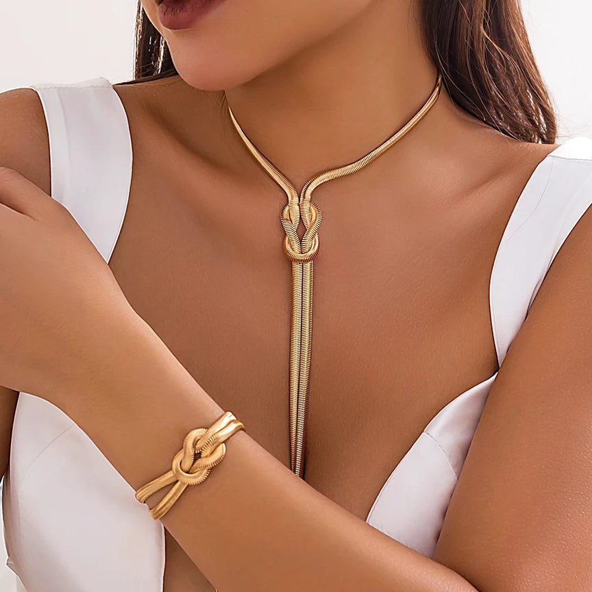 Schmuckset mit Schlangenkette und Ohrhängern